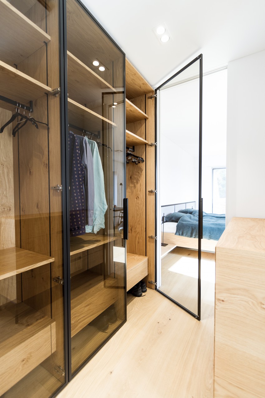 <p>Garderobne omare so furnirane in osvetljene tudi v notranjosti, saj so fronte steklene, in je notranjost omar vidna.</p>