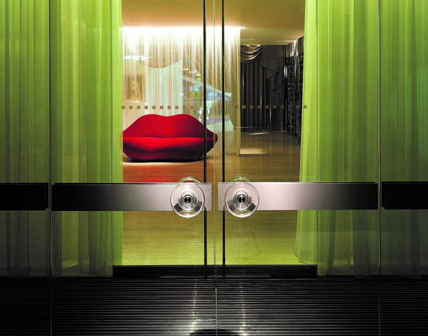 <p>Zofo je znameniti oblikovalec Philippe Starck umestil v preddverje hotela Sanderson v Londonu.</p>