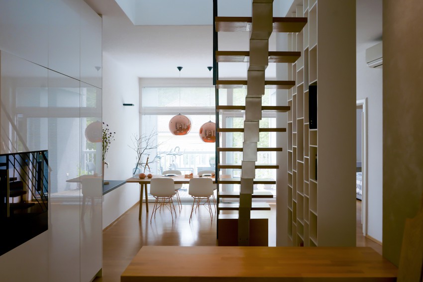 <p>Stanovanje je polno naravne svetlobe, ki se s teras in skozi galerijski prostor preliva proti kuhinji.</p>