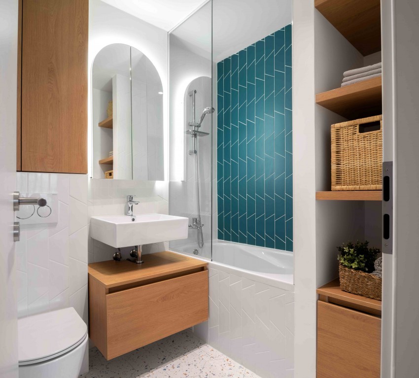 <p>V kopalnici so z novo razporeditvijo pridobili prostor za kopalno kad in dodatne omare.</p>