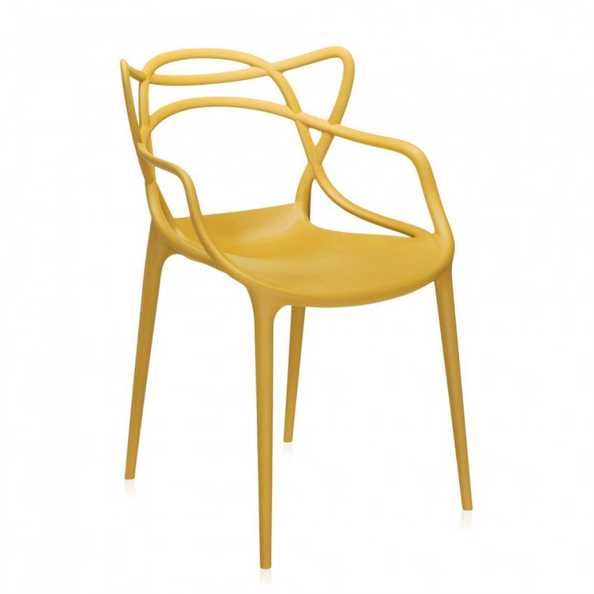 <p>V rumeni najdemo tudi dizajnerske kose: stol Masters, ki sta ga oblikovala Philippe Starck in Eugeni Quitllet za Kartell.</p>