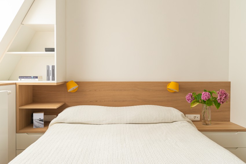 <p>Vzglavje postelje predstavlja enovita furnirana površina, ki se razteza čez celotno širino spalnega dela.</p>