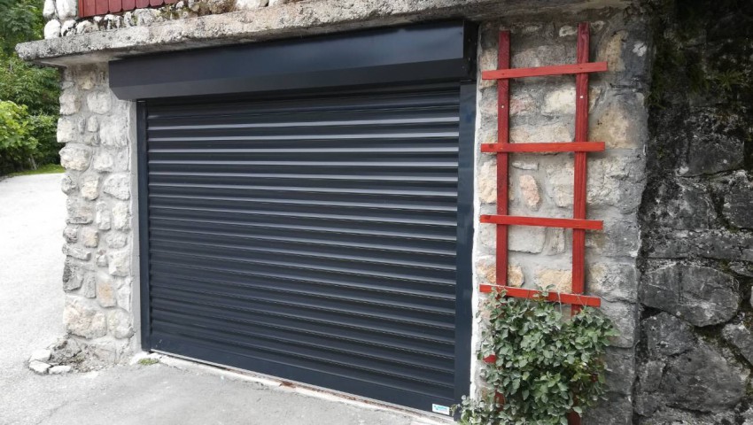 Tudi v starejše garaže lahko vgradimo sodobna vrata. Izberemo lahko sekcijska, rolo vrata ali pa se odločimo za klasična eno- ali dvokrilna, ki so v primerjavi s starimi bolj zvočno in toplotno izolativna.