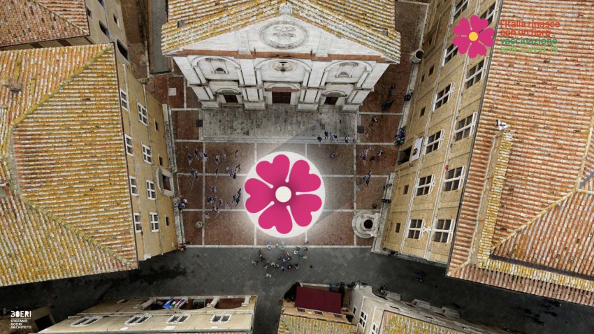 <p>Celotno kampanjo zaznamuje rožnat cvet, ki ga je arhitekt Stefano Boeri pospremil s sloganom 'S cvetom se v Italijo vrača življenje'.</p>