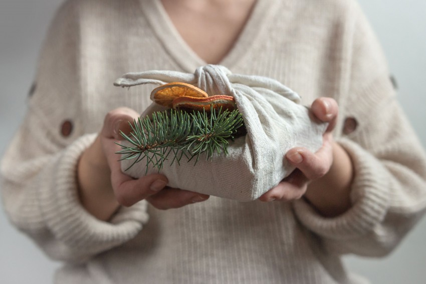 Tradicionalna japonska metoda zavijanja daril v kos blaga (furoshiki). Je izredno okolju prijazna, saj prejemnik darila lahko blago uporabi kot krpo ali prtiček.
