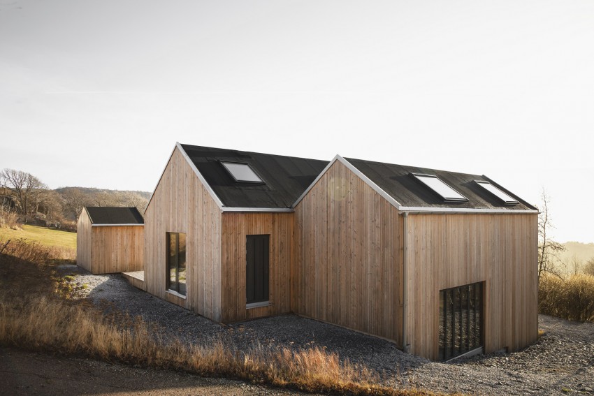 <p>Konstrukcija lesene stavbe sledi strmemu terenu kamnite obale.</p>