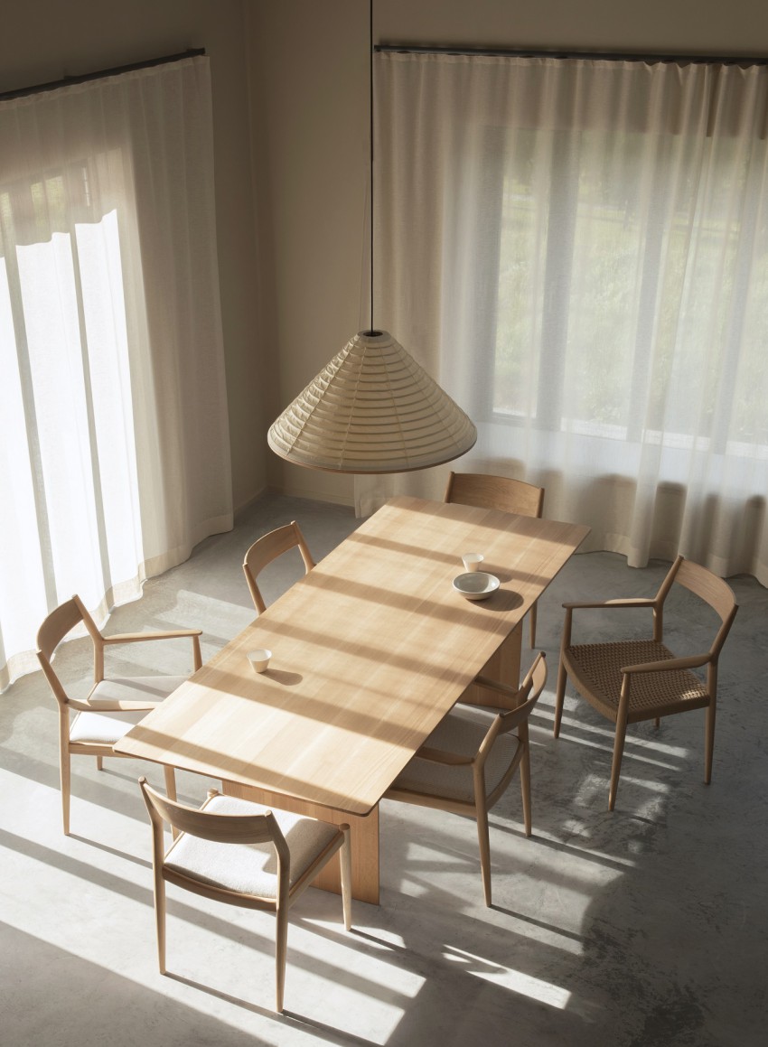 <p>Lahko pohištvo iz svetlega lesa ustvarja eleganco s pridihom rustikalnosti.</p>