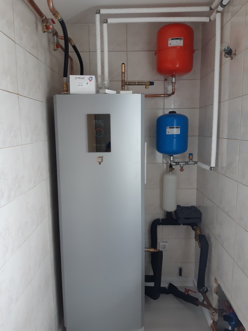 Nova ogrevalna naprava, geotermalna toplotna črpalka, je kompaktna naprava z integriranim 200-litrskim grelnikom sanitarne vode, ki v kotlovnici zavzame zelo malo prostora.