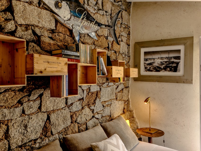 <p>Hišo so opremili z lesenim pohištvom, ki dopolnjuje stare zidove iz granita z Elbe.</p>