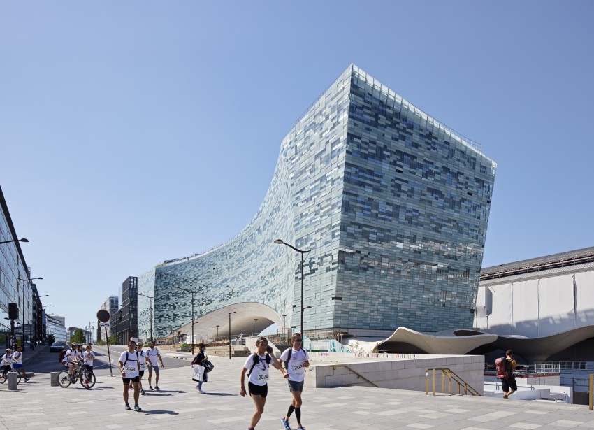 <p>Novo stavbo za 1.600 zaposlenih v medijski skupini Le Monde je zasnoval norveški arhitekturni biro Snøhetta.</p>