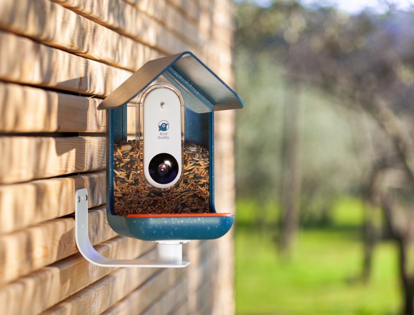 Sodobno zasnovana ptičja hišica s posodo za ptičjo hrano in snemljivim modulom ima vgrajeno majhno video kamero z mikrofonom in senzorjem za zaznavanje gibanja.