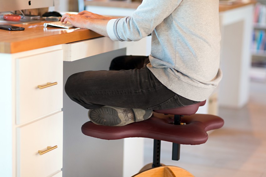 <p>Stol SoulSeat omogoča udobno sedenje tudi tistim, ki radi sedijo na spodvitih nogah. Nič več mravljincev in bolečih gležnjev.</p>