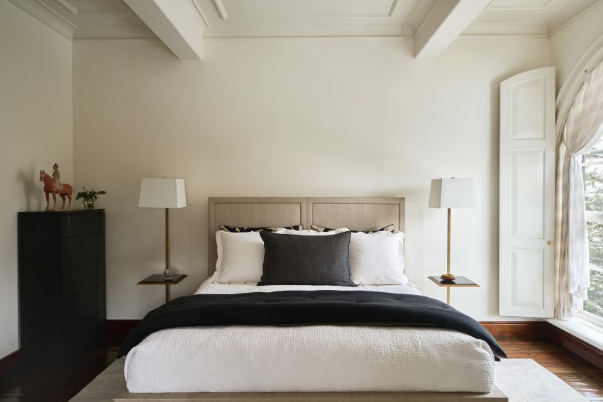 <p>Podobo spalnice v smučarski brunarici zaokrožajo dekorativne tkanine v umirjenih odtenkih.</p>