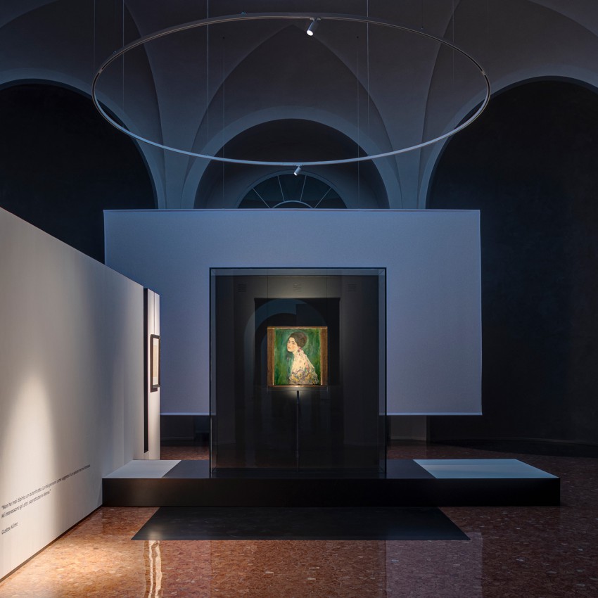 <p>Italijanski oblikovalec svetil Davide Groppi je poskrbel za osvetlitev znamenite umetniške slike Gustava Klimta Portret ženske, ki je znova na ogled v galeriji Ricci Oddi v Piacenzi.</p>