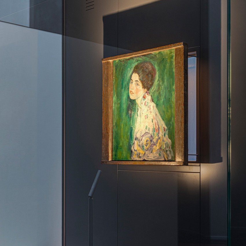 <p>Portret mladenke z rjavimi lasmi, ki ga je Gustav Klimt naslikal v zadnjih letih življenja, je zdaj na ogled z novo osvetlitvijo.</p>