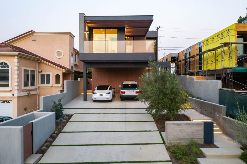 <p>Zunanjost hiše sestavlja kombinacija lesenih oblog, betona in kovine. Večina kovinskih nosilcev je izpostavljenih, kar daje hiši robusten videz.</p>