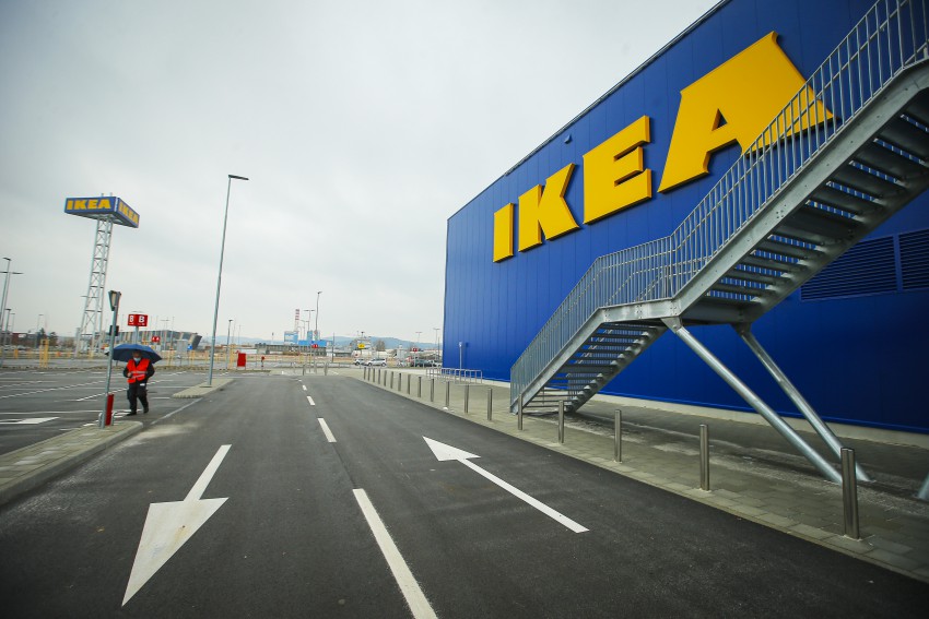 V slovenski Ikei so zaposlili 350 ljudi - samo za spletno prodajo bo skrbelo 100 zaposlenih v logistiki.