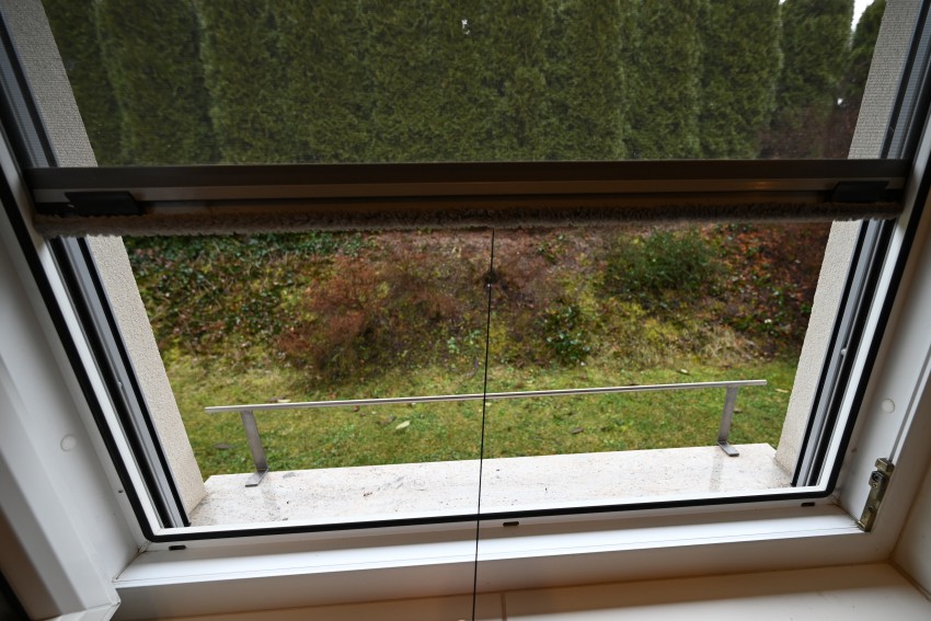 Komarnik na oknu zagotavlja zračenje brez nadležnih insektov. 