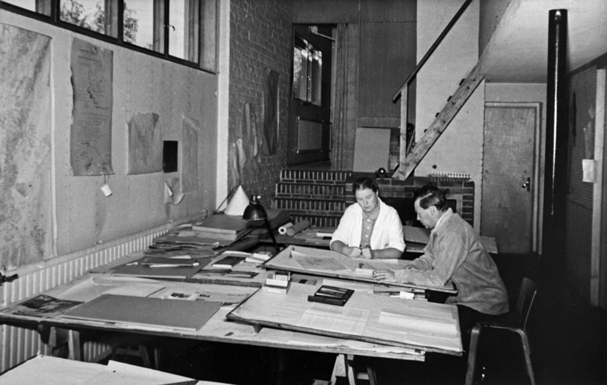 Aino in Alvar Aalto, posneta v studiu med delom.