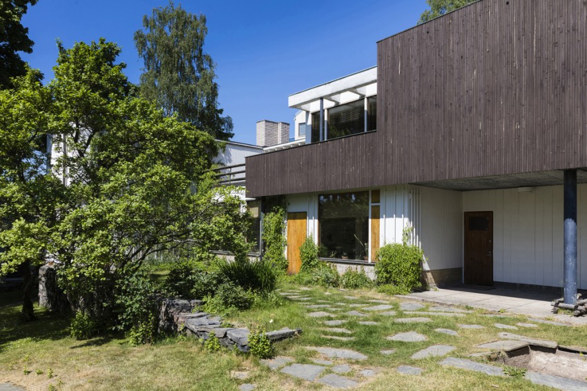 Aalto je zase in za ženo Aino postavil enodružinsko hišo na mestnem robu Helsinkov v predelu Munkkiniemi. S hišo je želel pokazati, kako si predstavlja idealno enodružinsko hišo.