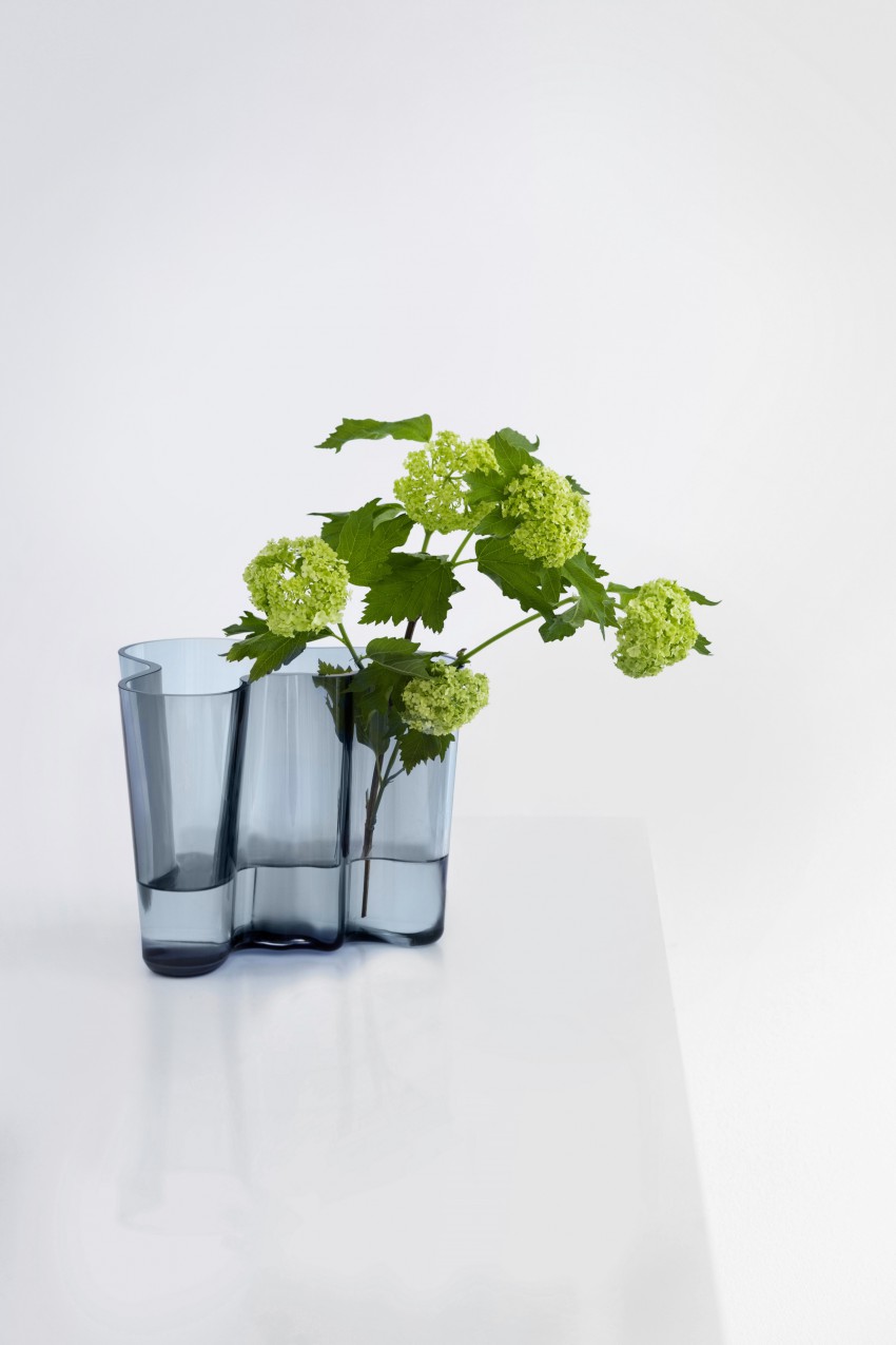 Brezčasno vazo valovitih oblik, ki jo izdelujejo še danes in sodi med najprepoznavnejše kose finskega oblikovanja, je Aalto oblikoval pred slabimi 85 leti.