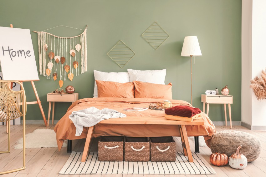 <p>Zelena se lahko znajde tudi na steni spalnice, za poživitev ji dodajte tople rjavo oranžne odtenke.</p>