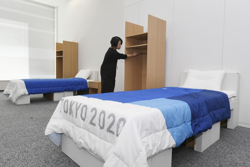 <p>Postelje za športnike na olimpijskih igrah v Tokiu</p>