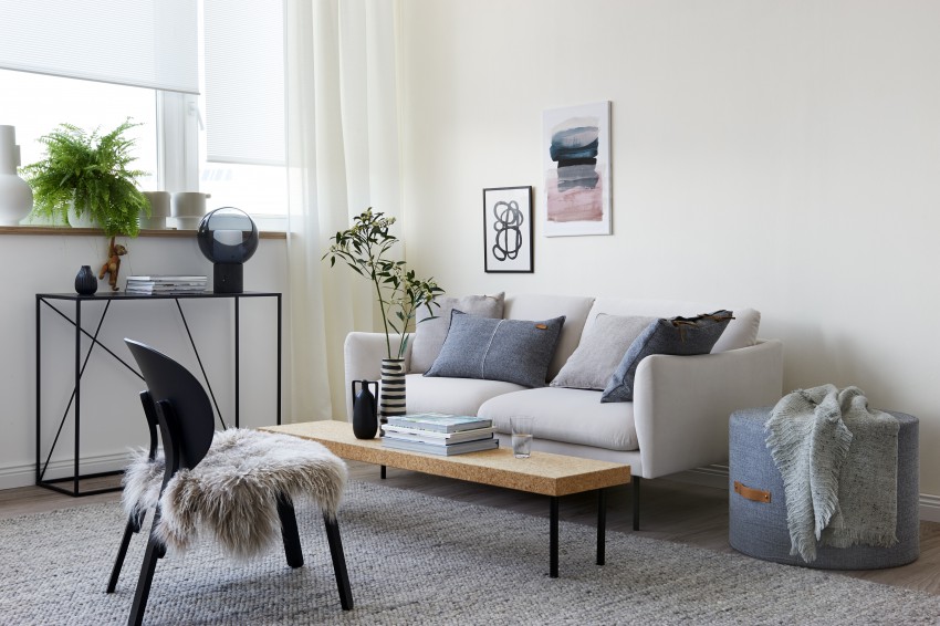 <p>Skandinavski slog v dnevni sobi: preproste in prečiščene linije, ki delujejo minimalistično, a hkrati toplo in prijetno.</p>