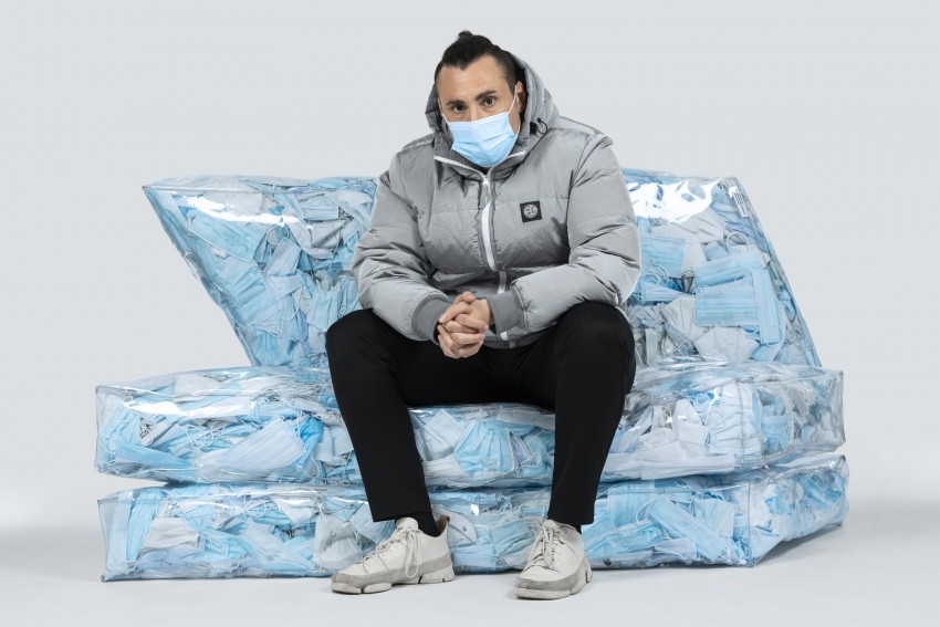 <p>Italijanski oblikovalec Tobia Zambotti na počivalniku Couch-19, ki spominja na ledeno goro – simbol globalnega segrevanja.</p>