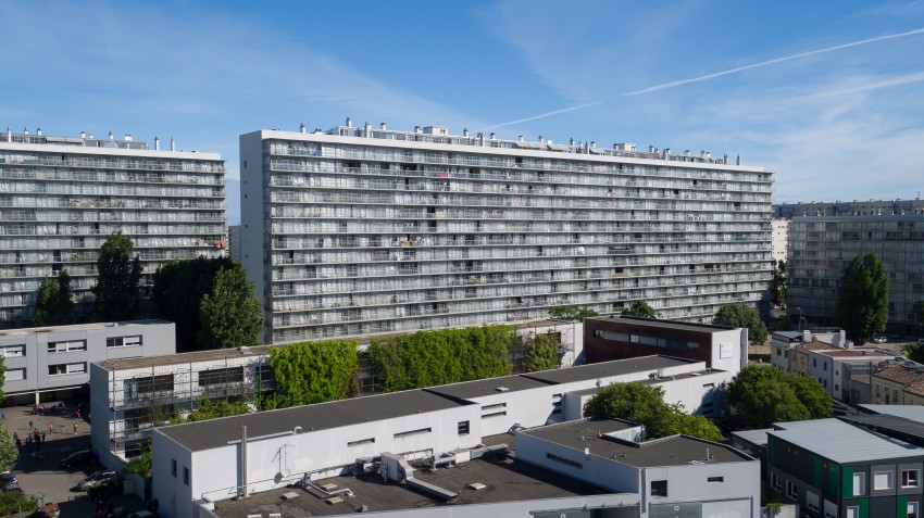 <p>Arhitekta Anne Lacaton in Jean-Philippe Vassal, dobitnika Pritzkerjeve nagrade za arhitekturo 2021, delujeta po načelu "ne ruši". Projekt preobrazbe stavb G, H in I v naselju Grand Parc, s 530 socialnimi stanovanji v Bordeauxu.</p>
