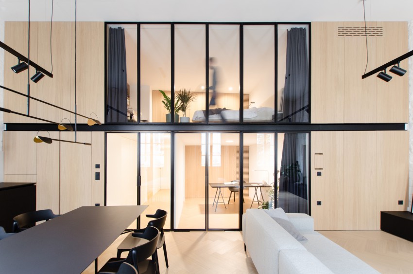 <p>S tako imenovano sekundarno stekleno fasado so arhitekti pripeljali svetlobo v notranji del stanovanja, kjer sta spalnica in delovna soba.</p>