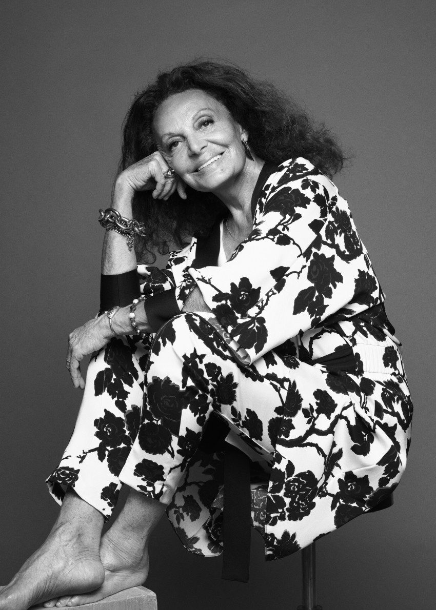 <p>Modna oblikovalka Diane von Furstenberg se je v zgodovino zapisala z obleko na preklop, ki jo je oblikovala leta 1974.</p>