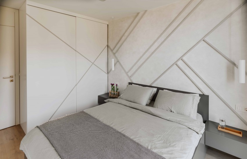 <p>Steno za posteljo so popestrili s stensko oblogo: oplesk, na katerem so po meri narejene dekorativne letvice, ki se nadaljujejo na garderobno omaro.</p>