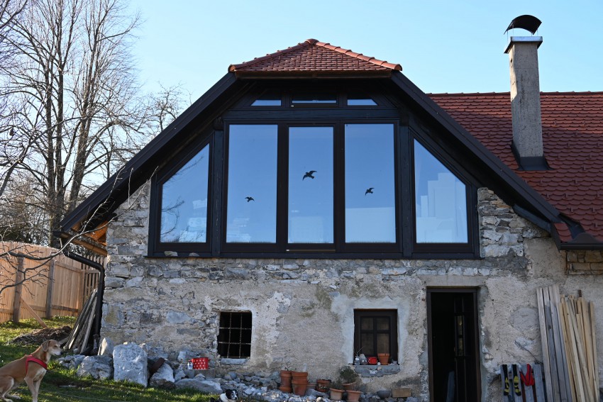 Pri obnovi je smiselno povečati površino oken, seveda ob pravilni vgradnji in obdelavi zunanjega obokenskega prostora.
