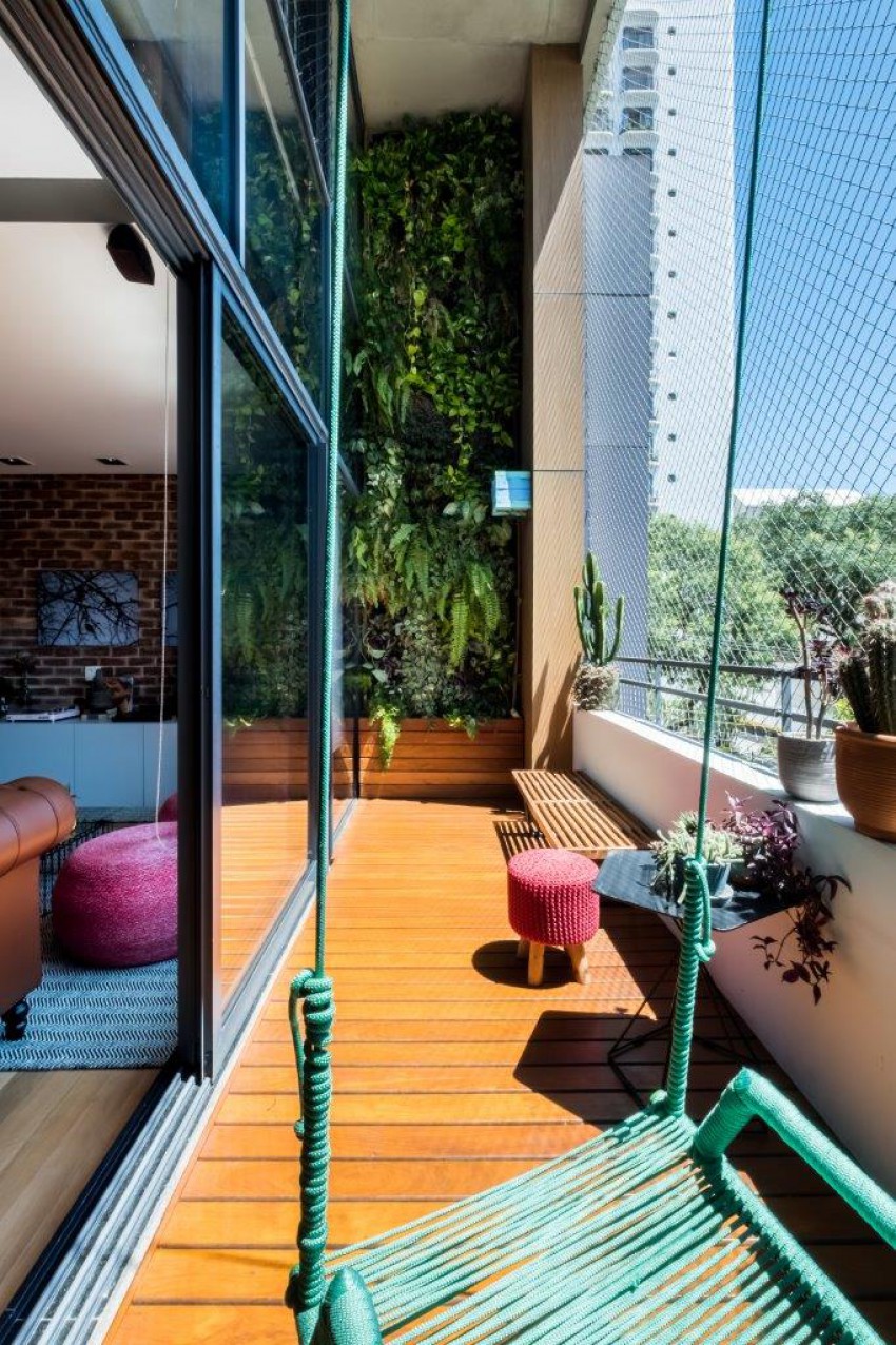 <p>Na eni od sten balkona je urejen vertikalni vrt, ki se razprostira od tal do drugega nadstropja stanovanja.</p>