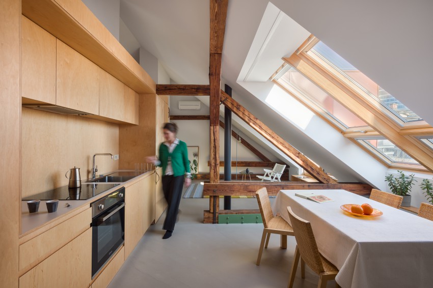 Konstrukcija ostrešja členi stanovanje na posamezne prostore: jedilnico, dnevno sobo in dve sobi.