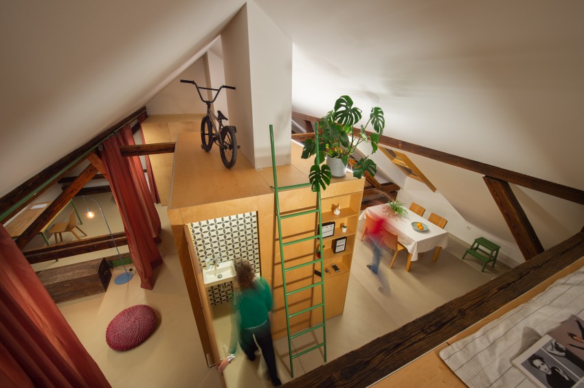 <p>Mansardno stanovanje, ki so ga zasnovali v biroju Kombinat arhitekti, zaznamuje vidna lesena konstrukcija ostrešja.</p>