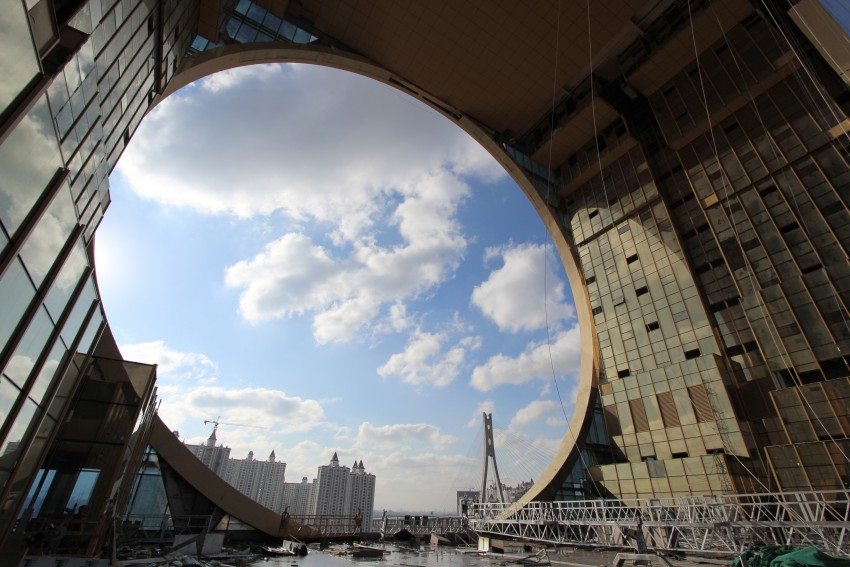 <p>To je najvišja okrogla stavba na svetu z luknjo v sredini, ki v premeru meri 48 metrov.</p>