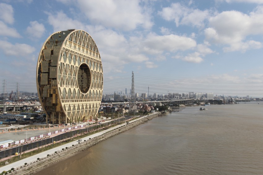 <p>Okrogla stolpnica Guangzhou Circle je delo<strong> </strong>italijanskega arhitekta Josepha di Pasqualea.</p>