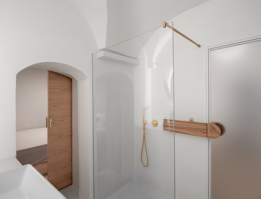 V obokanem delu so obstoječe napeljave omogočile izvedbo kopalnice, ki služi tako spalnici kot tudi manjši sobi in je popolnoma zasebne narave.