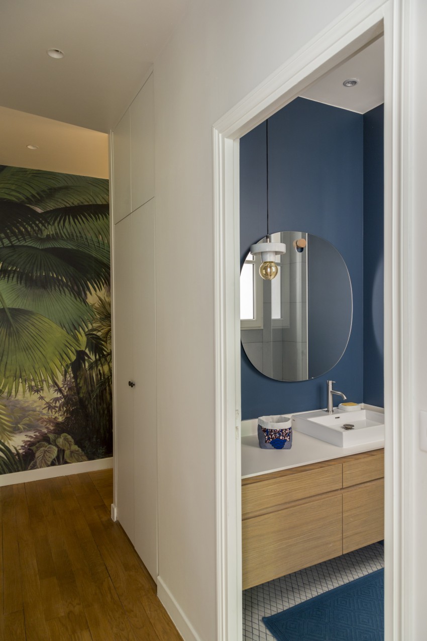 <p>V drugi kopalnici so stene odeli v temno modro barvo, med tem ko so kopalniški elementi v beli barvi in naravnem lesu.</p>