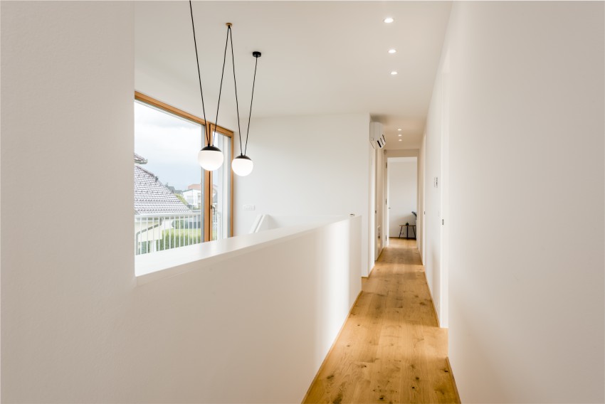 <p>V hiši ni izrazitih vidnih lesenih elementov. Glavni poudarki so na svetlobi in pogledih v lepo okolico.</p>