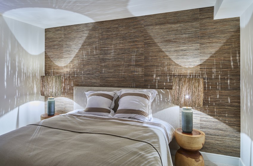 <p>V spalnicah so poleg mehko oblazinjenih postelj z visokimi vzglavji tudi stene obložene z naravnimi materiali.</p>