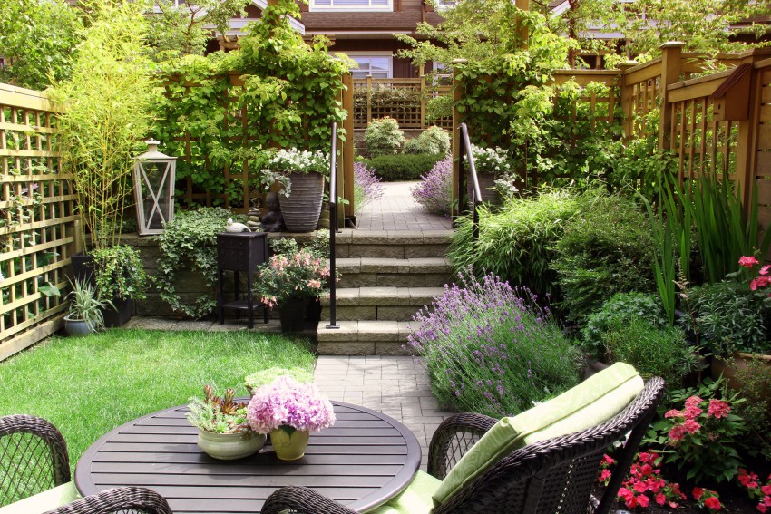 Različni nivoji v vrtu omogočijo zasaditev na tleh, v loncih, dvignjenih gredah ali celo vertikalnem vrtu.