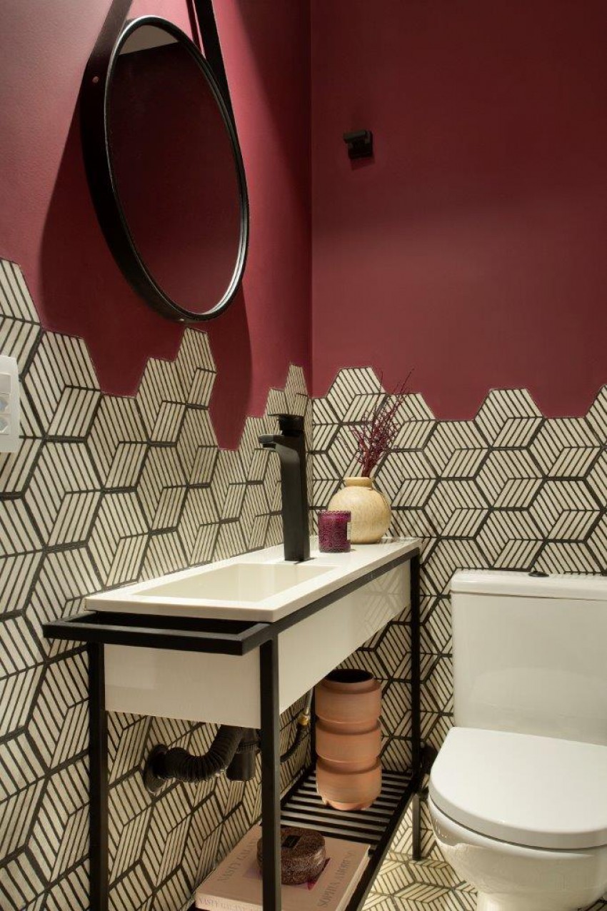 <p>Šestkotne keramične ploščice v črno-beli kombinaciji dopolnjuje rdeča stena.</p>