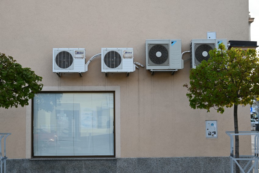 <p>Pogosto videna praksa. Zunanja enota klimatske naprave deluje na fasadi kot tujek, poleg tega nima urejenega odvoda kondenzata.</p>