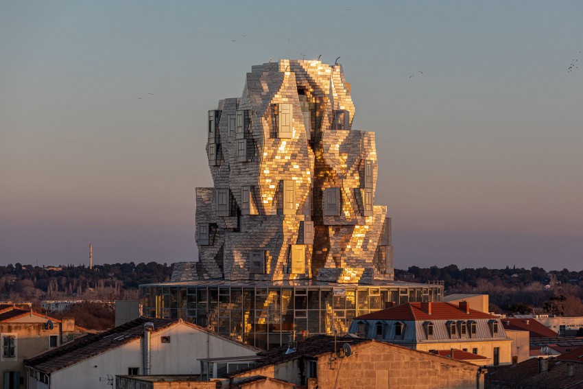 <p>Sloviti arhitekt Frank Gehry je zasnoval stolp futuristične oblike v francoskem mestu Arles.</p>