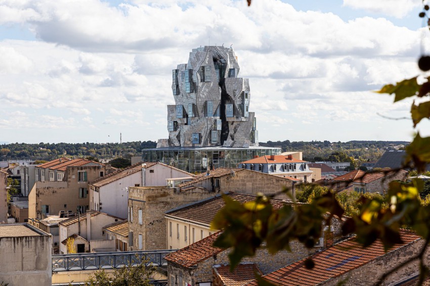 <p>Svojo novo mojstrovino je arhitekt Frank Gehry posvetil najbolj znanim prebivalcem Arlesa, med njimi slikarju Vincentu van Goghu.</p>