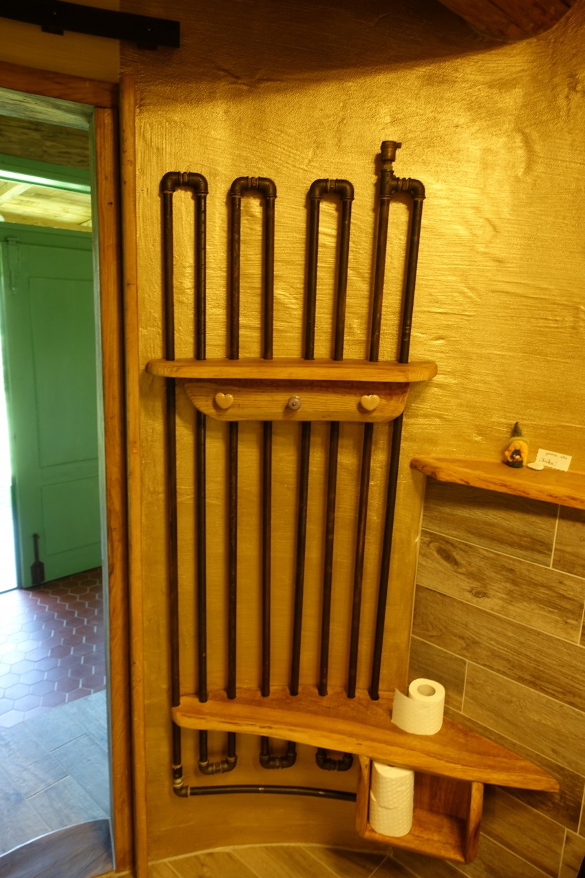 <p>Cevni radiator, narejen iz starih vodovod­nih cevi.</p>