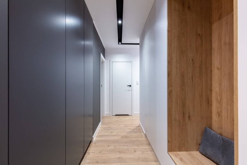 Za shranjevanje lahko izkoristite dolg hodnik ali predsobo, kamor vgradite omare po meri.